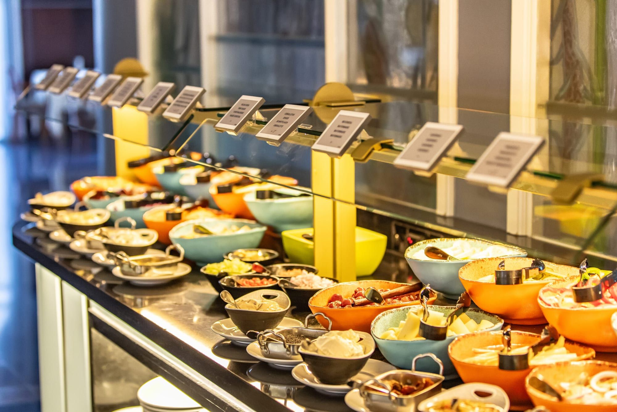 Buffet de hotel con una fila de etiquetas electrónicas sobre las bandejas