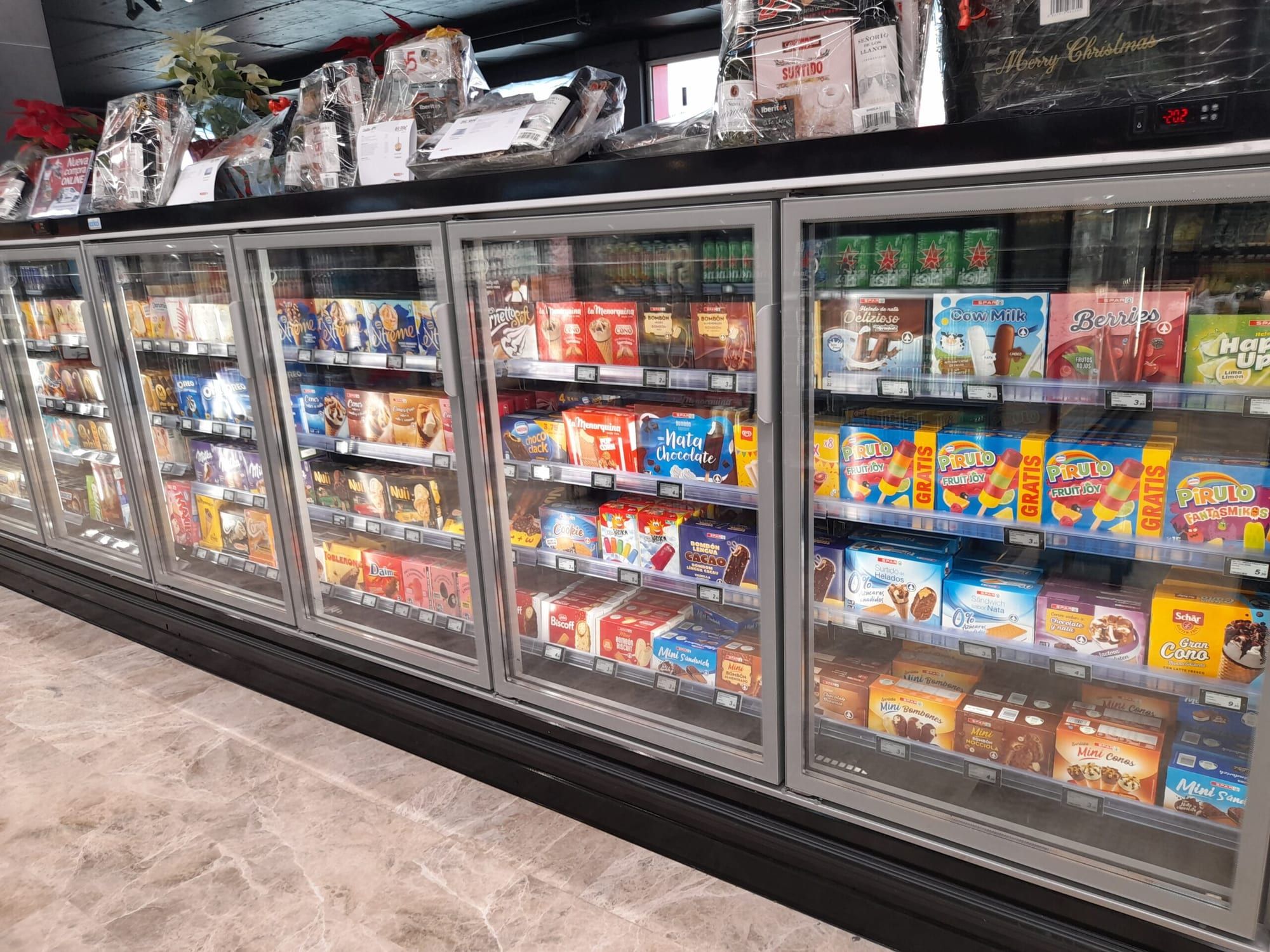 Pasillo de congelados de un supermercado con una etiqueta electrónica en cada referencia