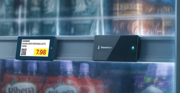 Etiqueta electrónica pequeña en el raíl de un lineal frigorífico